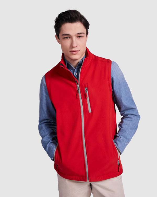 Chaleco softshell rojo con camisa azul