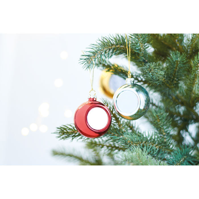 Bola de Navidad colgada en el árbol, foto de ambiente