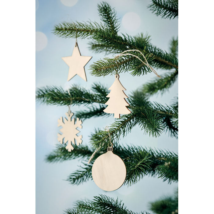 Colgante redondo de madera colgado en el árbol de Navidad