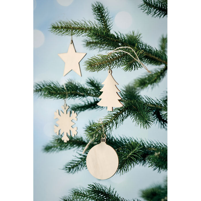 Colgante estrella de madera colgado en el árbol de Navidad