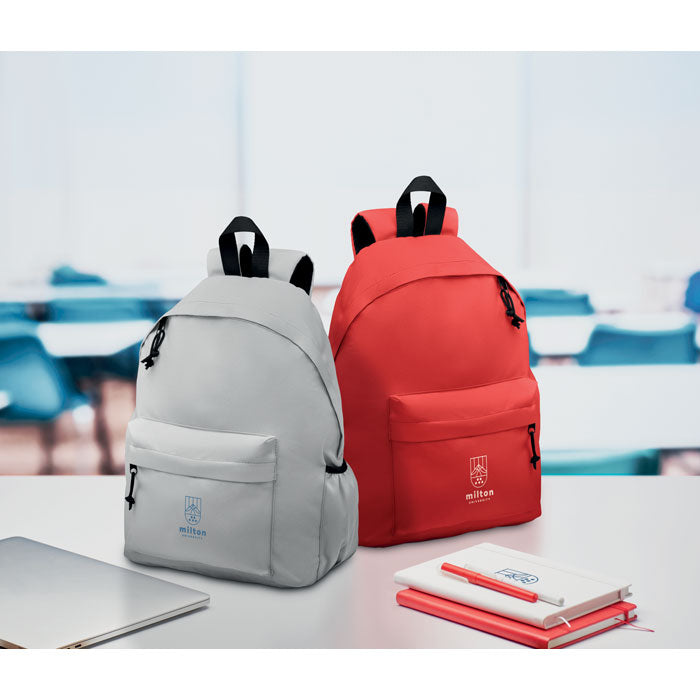 Mochila RPET con bolsillo, foto de ambiente